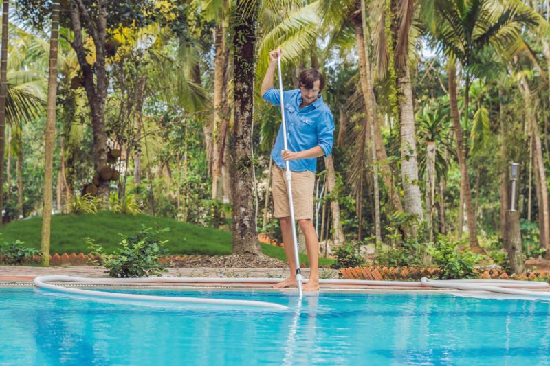 Seeking Professional Help: When to Consult a Pool Maintenance Expert